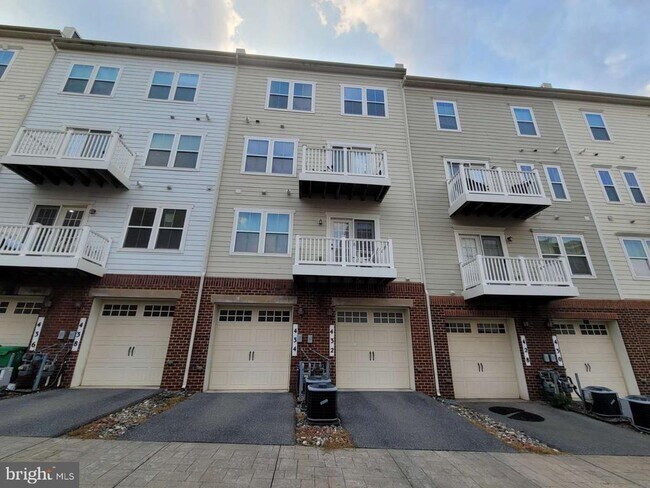 Building Photo - 434 Parkview Ave