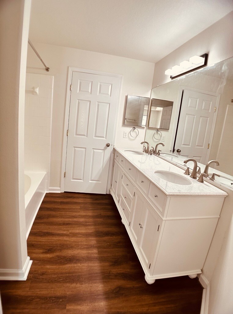 Master Bathroom - 1575 Ridenour Pkwy NW