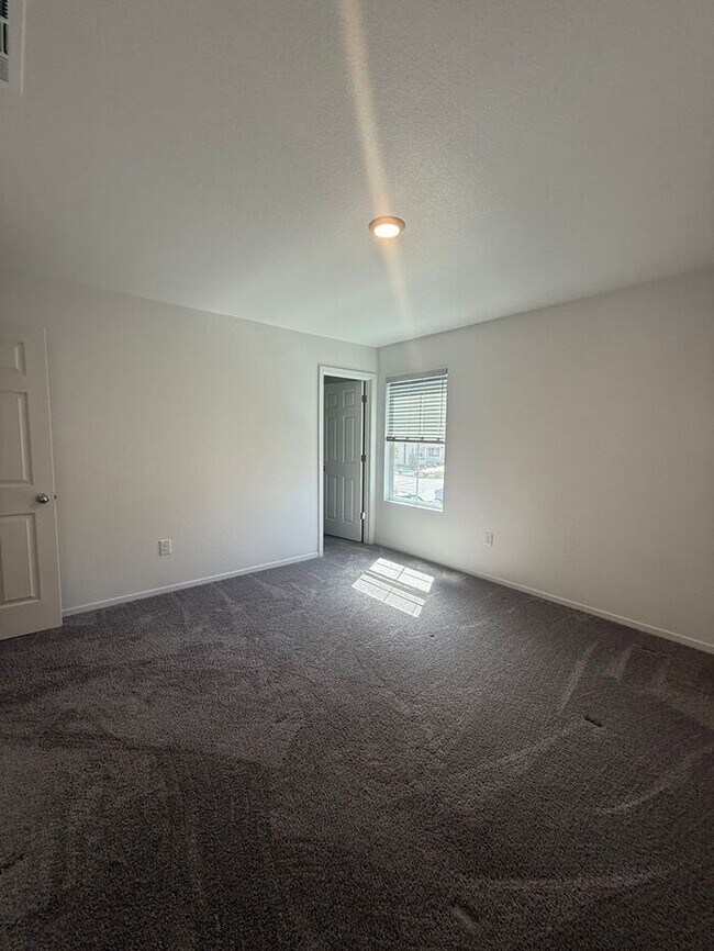 Building Photo - 3-Bed, 2.5-Bath Townhome in North Reno