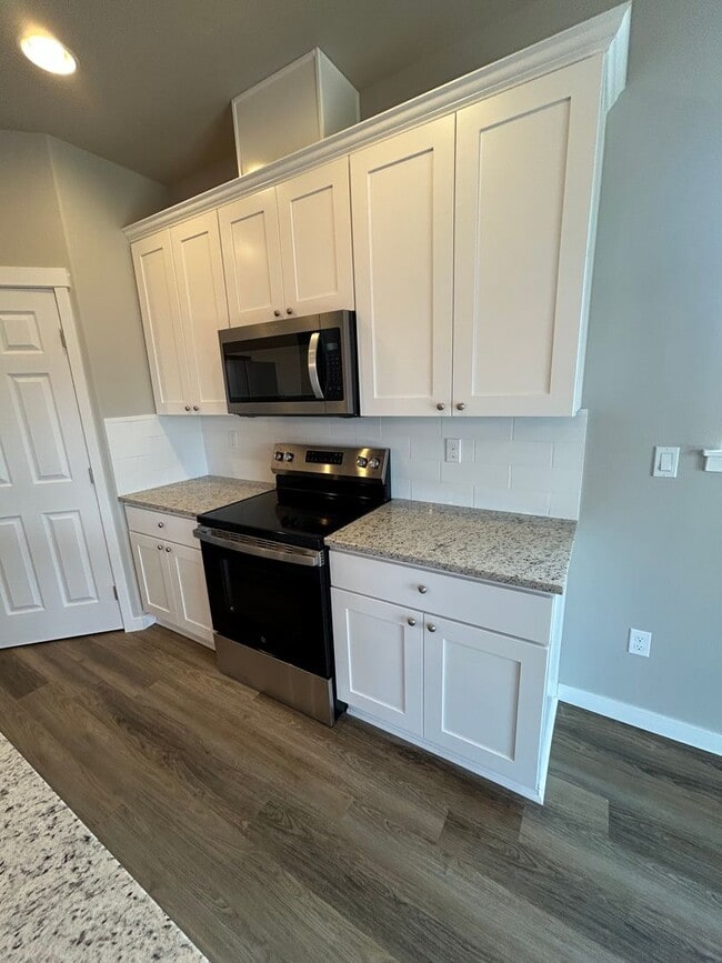 Building Photo - Beautifully Furnished Brand New 5 Bedroom ...