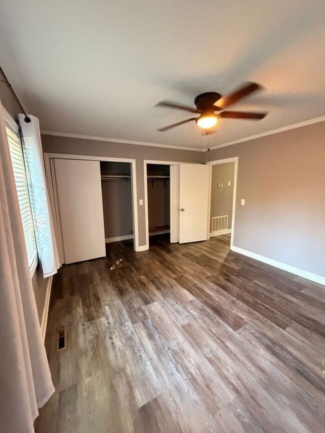 Building Photo - Home on 2.5 Acres in laurens!!