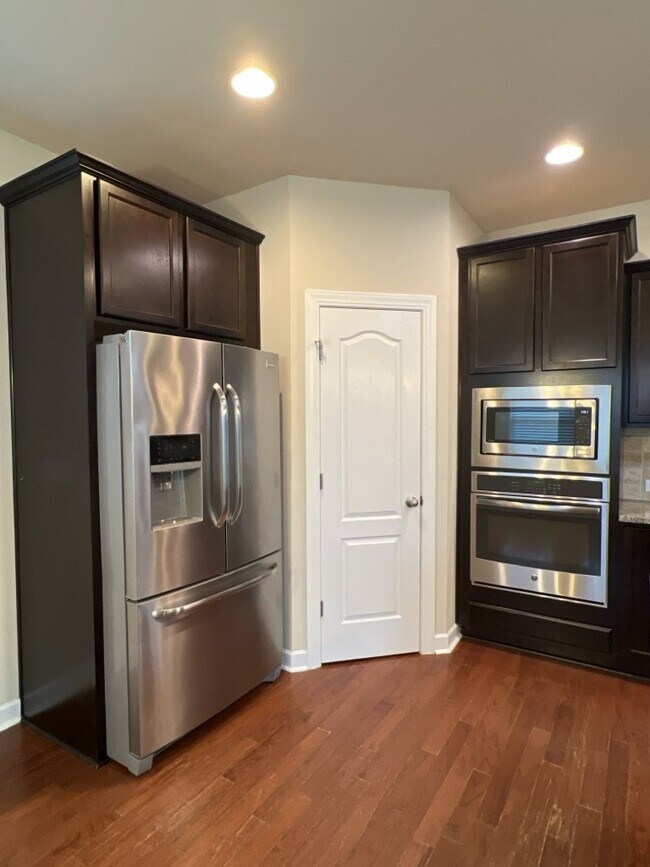 Building Photo - 579 Crossland Dr