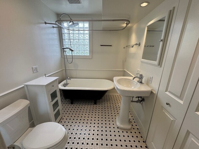 Building Photo - Warm & cozy 5 bed 2.5 bath home in the hea...