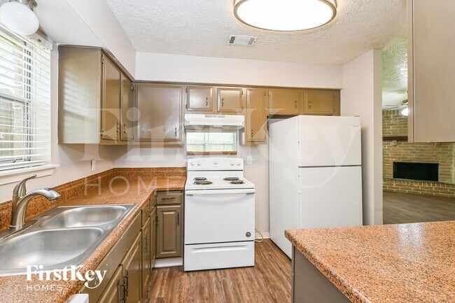 Building Photo - 15823 Baybriar Dr