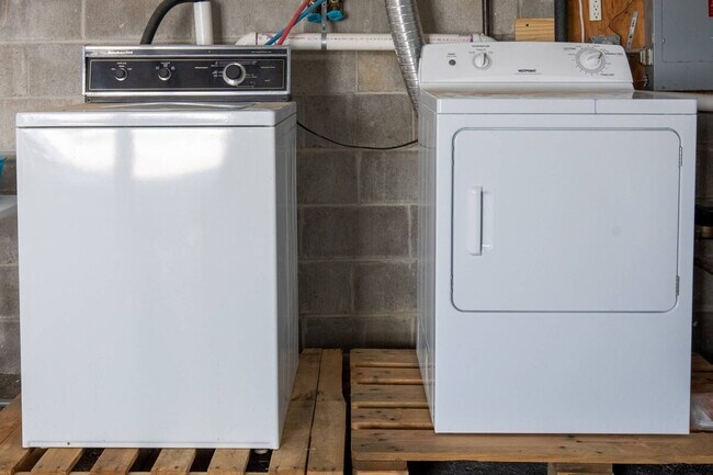 Building Photo - 8 Jones Ave