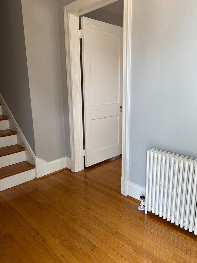 Building Photo - Updated 3 bedroom, 1.5 bathroom single fam...