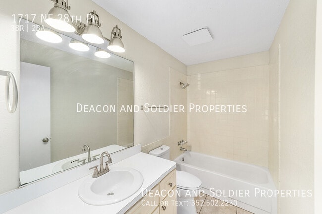 Building Photo - 1717 NE 28th Pl