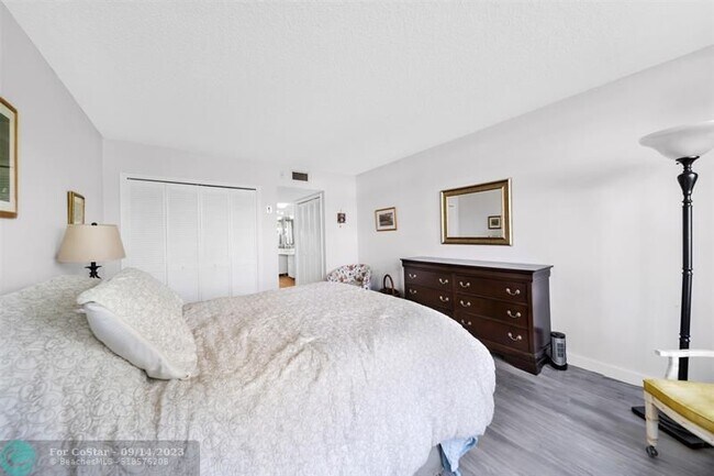 Building Photo - 3611 Oaks Clubhouse Dr