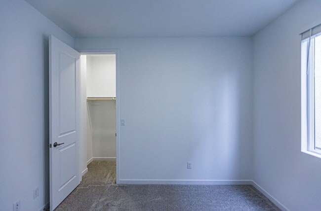 Building Photo - Brand New Home