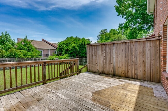Building Photo - Quiet Neighborhood in a Conveniently Locat...