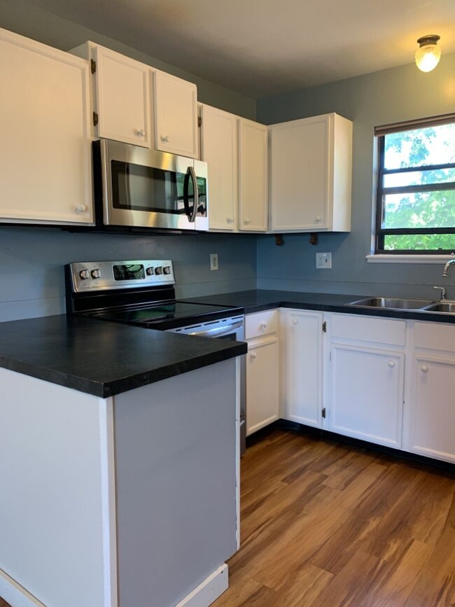 Building Photo - STUDENTS WELCOME! Lovely 2 Bed 1.5 Bath To...