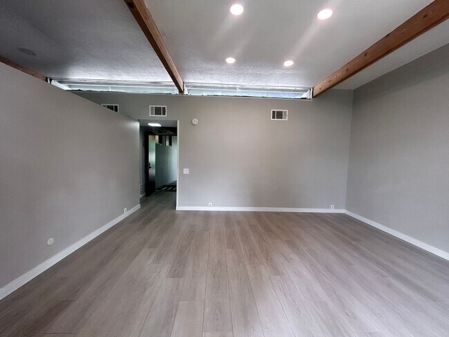 Building Photo - Three Bedroom Two Bathroom Home with Den/Home Office