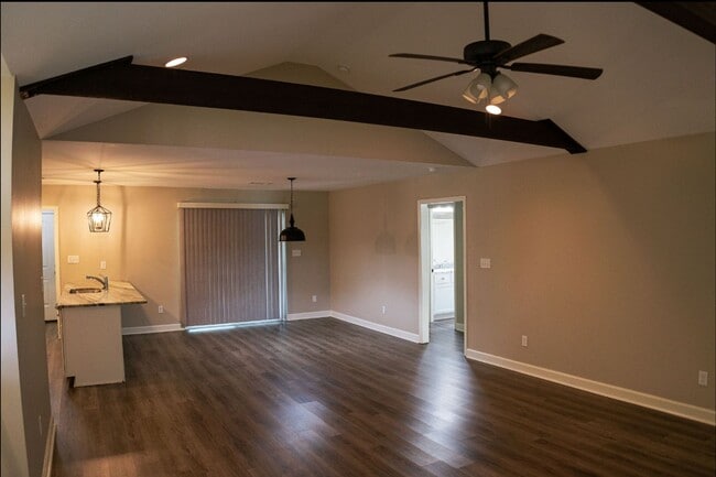 Building Photo - Beautiful home ready!