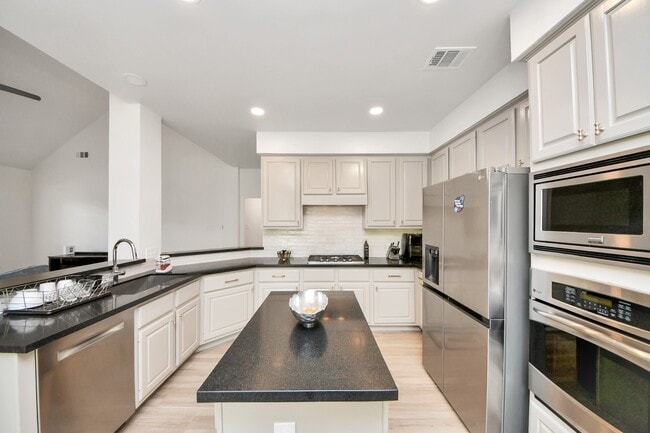 Building Photo - 7130 Glenwood Dr