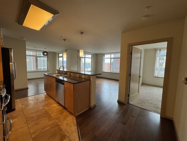 Building Photo - Spacious 2 bed 2 bath, 1000+ sq ft. condo on Market St in Ballard