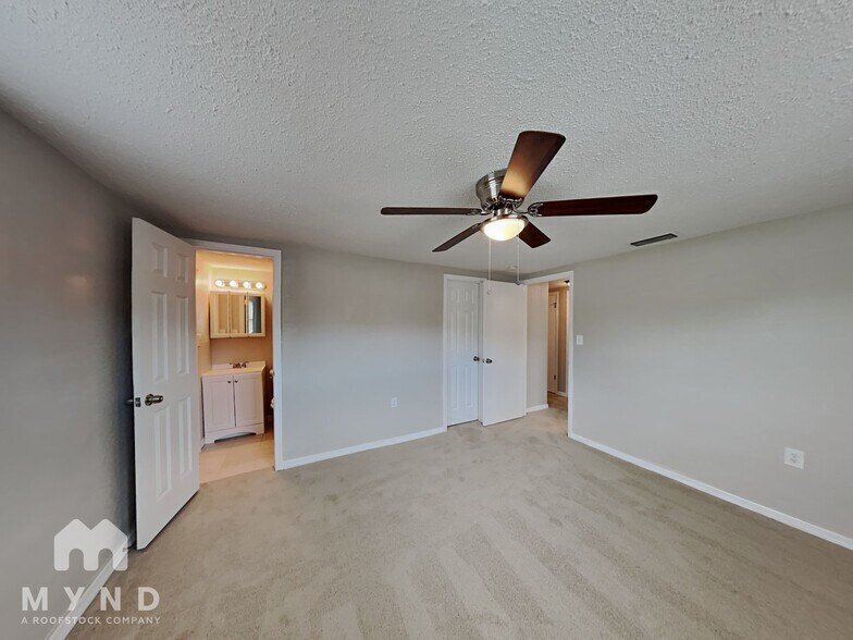 Building Photo - 9724 Lakeside Ln