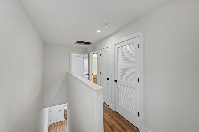 Building Photo - 212 Hull Ave