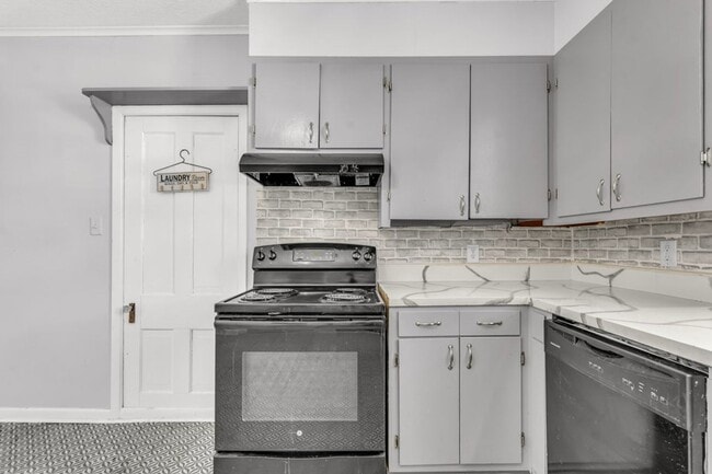 Building Photo - 2 bed/1 bath apartment