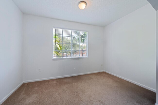 Building Photo - 5205 Myrtlewood Cir E