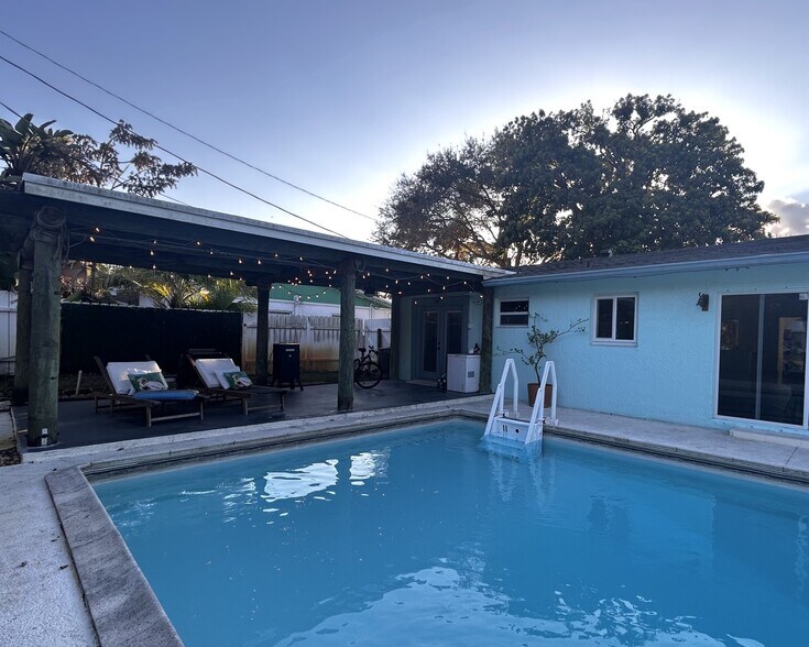 Building Photo - 1301 SE Sandpiper Ln