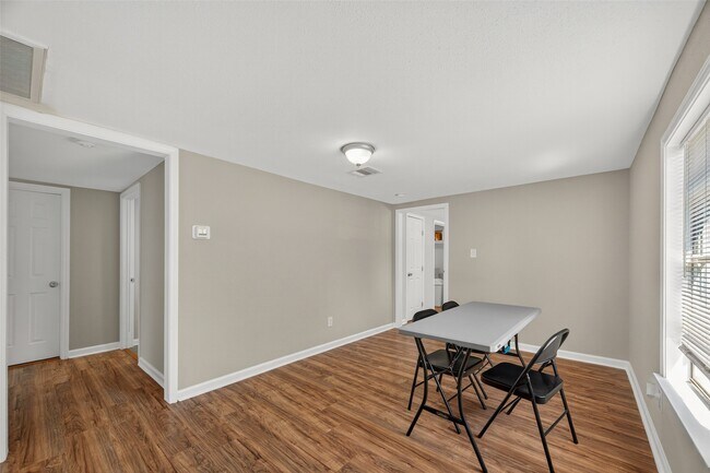 Building Photo - 223 E Melville Dr