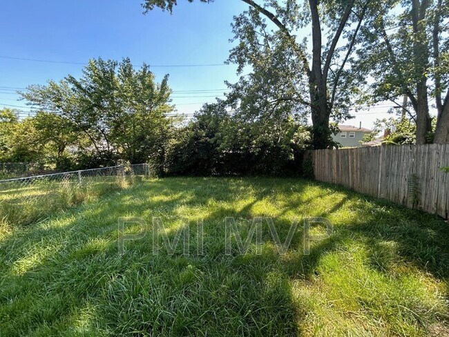 Building Photo - 3029 Rotunda Ct N