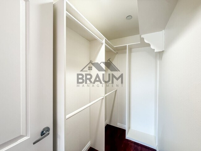 Building Photo - 332 S Virgil Ave