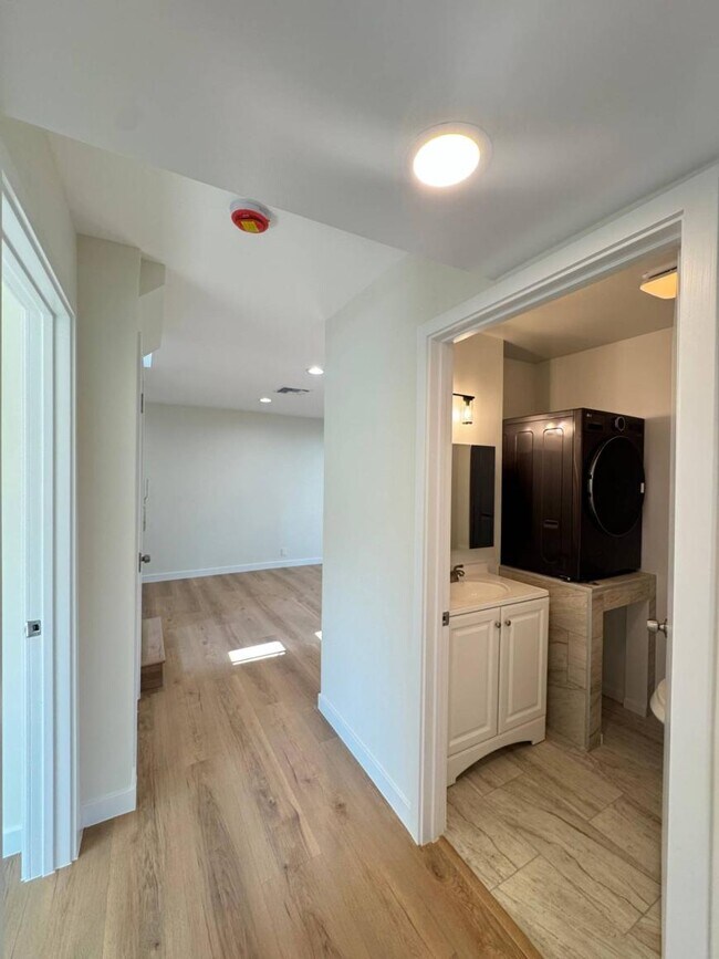 Building Photo - 3.0 bedroom in Glendale California 91203