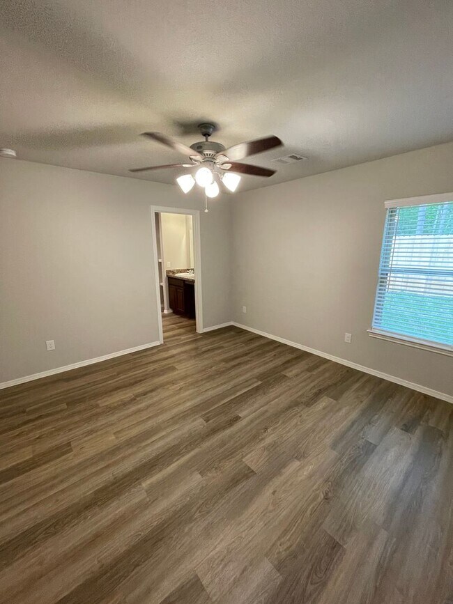 Building Photo - 727 Long Cedar Dr