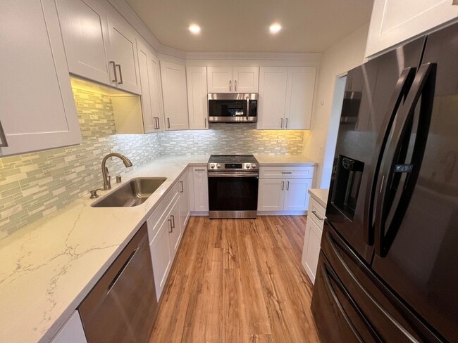 Building Photo - RENOVATED TWO BEDROOM TWO AND HALF BATH CO...