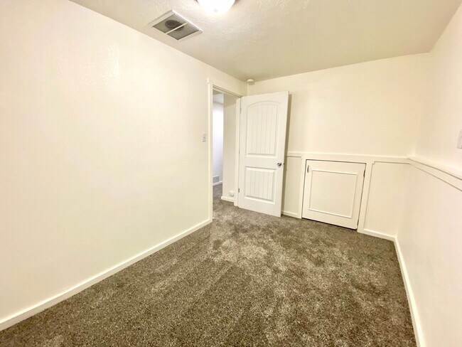 Building Photo - 4 Bedroom 2 Bath Home Boise North End
