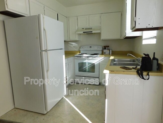 Building Photo - 553 Garfield Dr