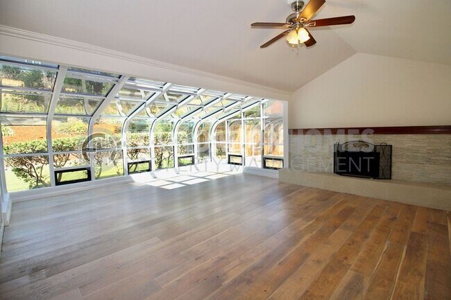 Building Photo - 373 San Luis Way