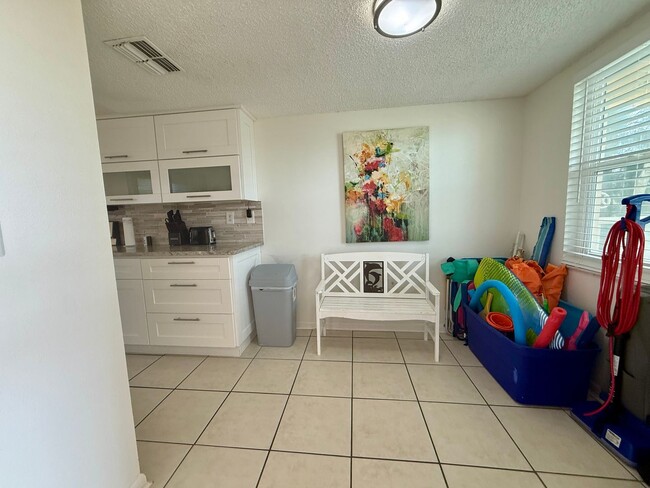 Building Photo - Beatifully updated Beach condo FULLY FURNISHED ANNUAL RENTAL 2/2