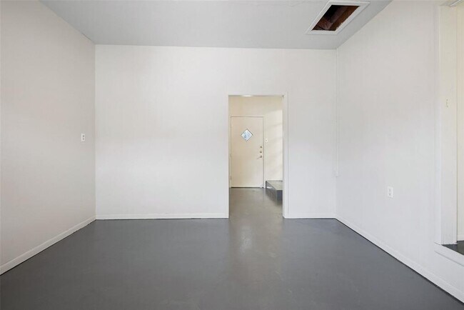 Building Photo - 904 Neans Dr