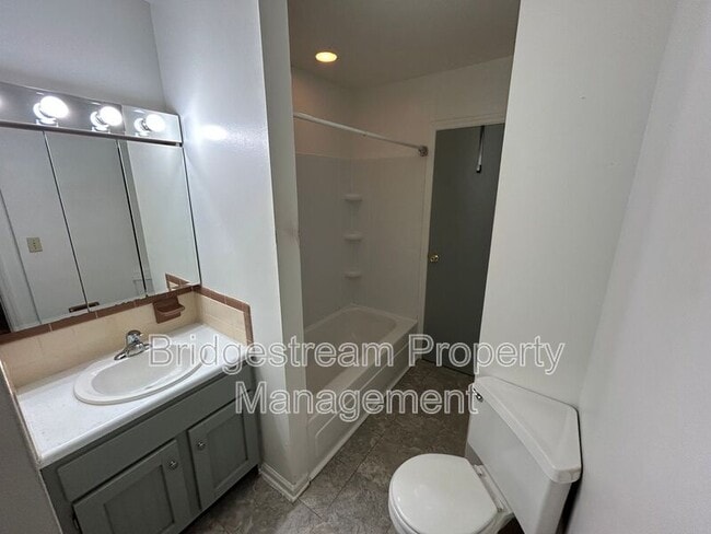 Building Photo - 660 Randler Ave