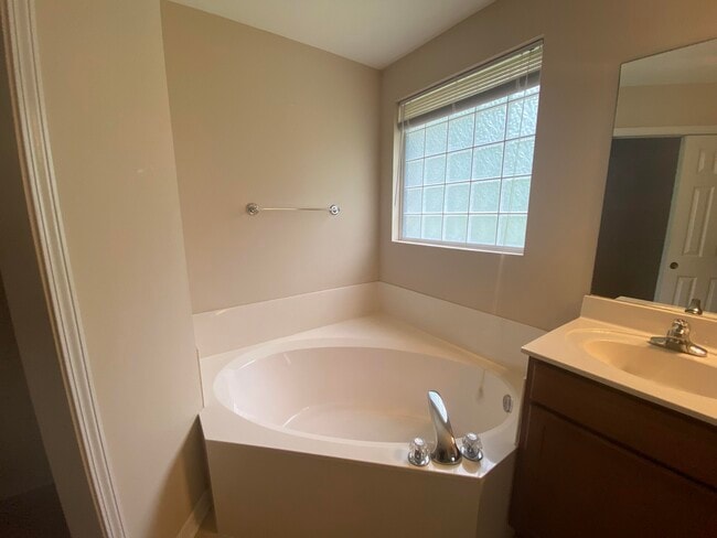 Building Photo - 2360 Crescent Rd