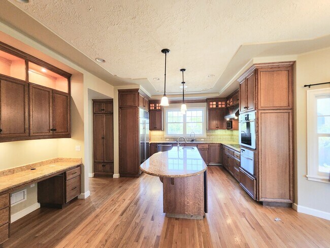 Building Photo - Elegant, spacious home in San Mateo