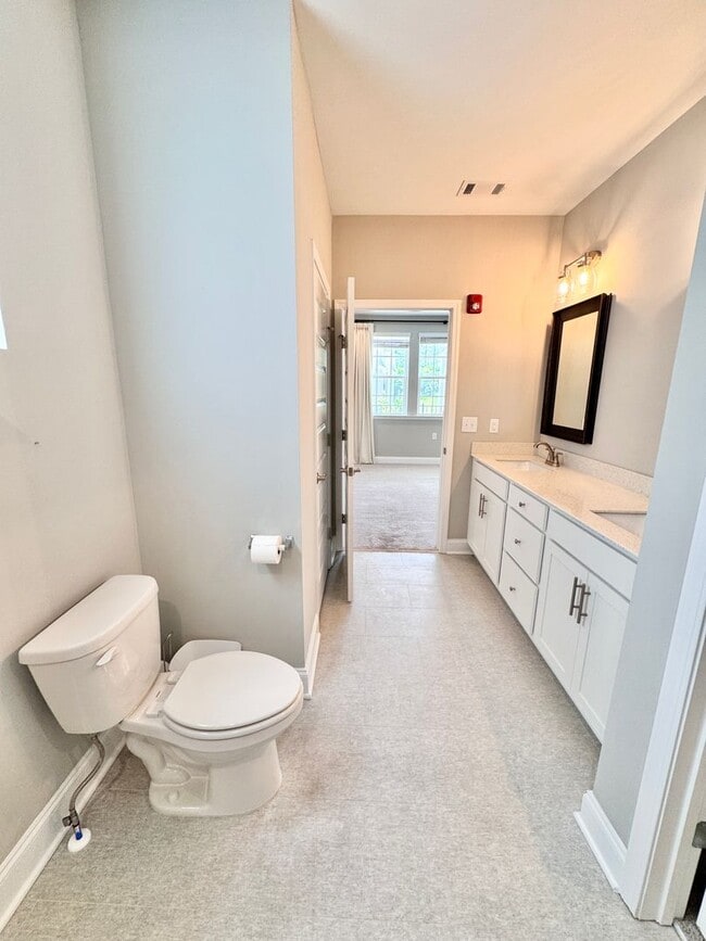 Building Photo - 2 Bed, 2 Bath Condo w/ Elevator Close to D...