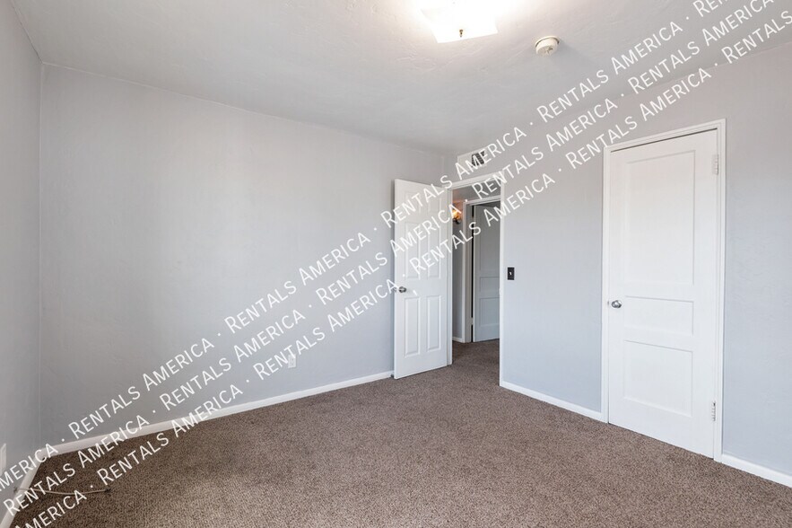 Building Photo - 442 E Linden St