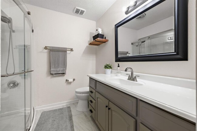 Building Photo - 805 Garden Path Dr