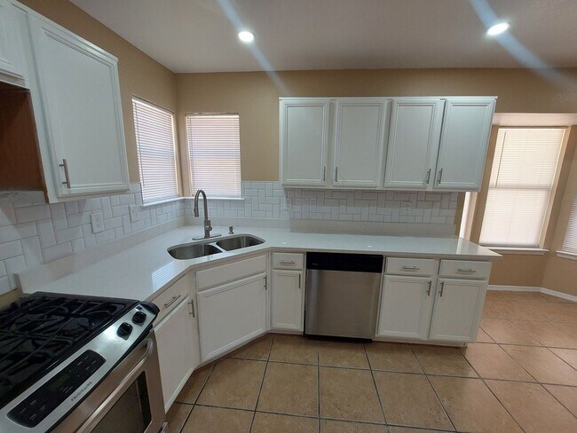 Building Photo - 4 BEDROOM 3 BATHROOM HOME! fully remodeled...