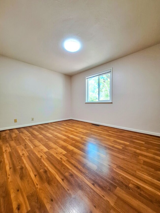 Building Photo - Country Style 3bd Home With Detached Garage