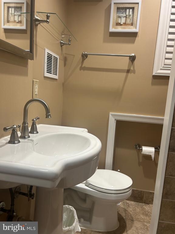 Building Photo - 2417 S Rosewood St