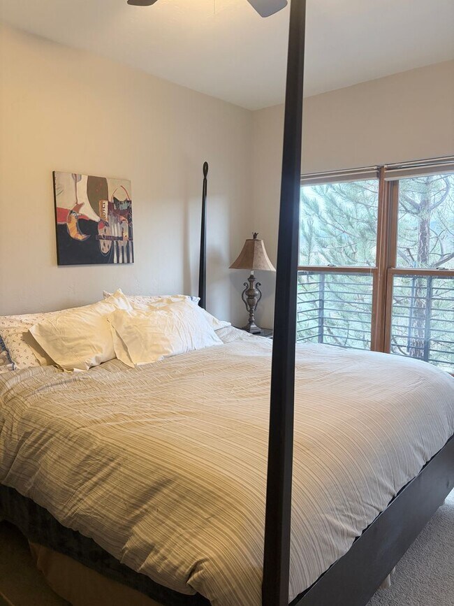 Building Photo - Fully furnished townhome