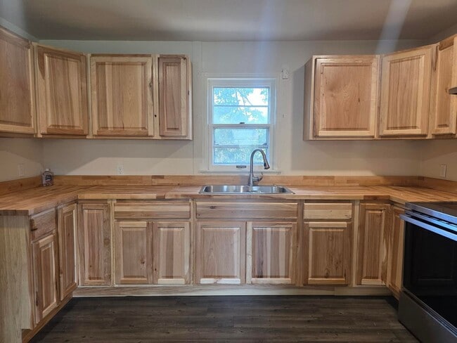 Building Photo - 2 bedroom home in West Bremerton