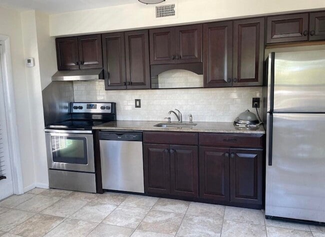 Building Photo - 220 Inlet Way