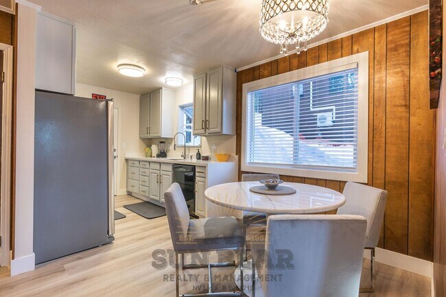 Building Photo - Bright Home in Incline!