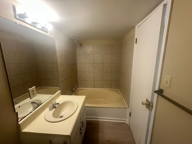 Building Photo - 2 Bedroom/2 Bath Townhome in Valdosta