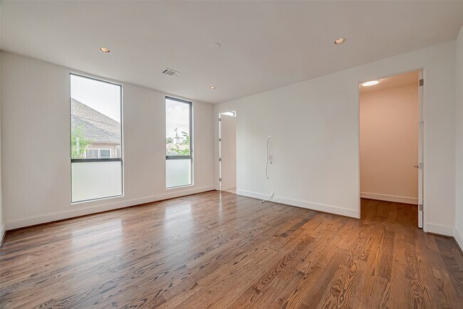 Building Photo - 2114 Potomac Dr